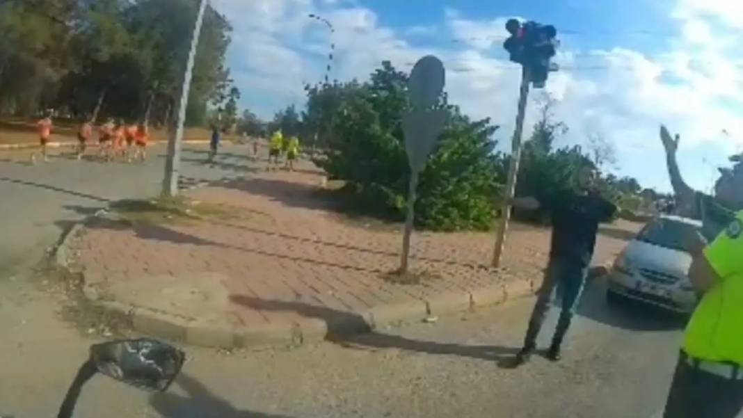 Adana’da Halk Koşusunda Yol Kapanınca Sürücüler Koşuculara Saldırdı 4
